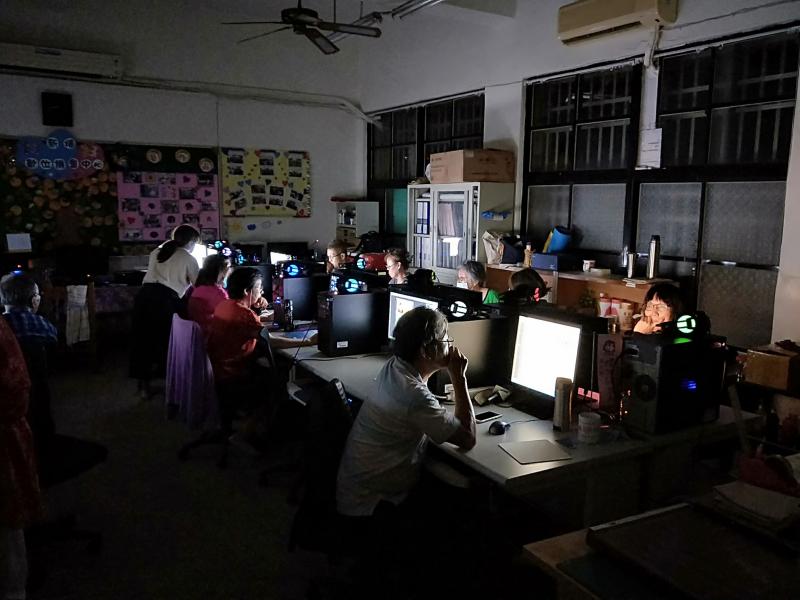 學員超認真 摸黑也做普普風