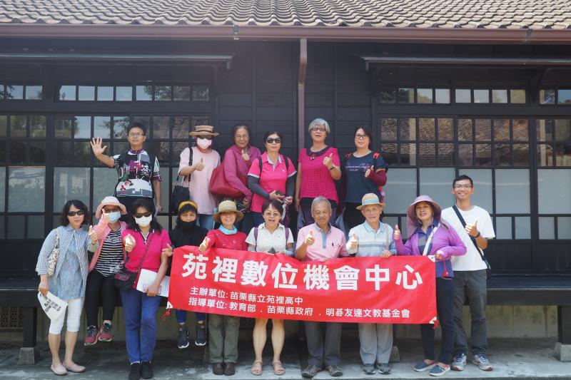 大家在山腳日治宿舍群合影