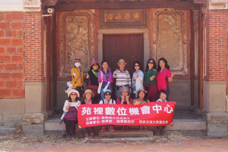 大家在蔡家古冊合影