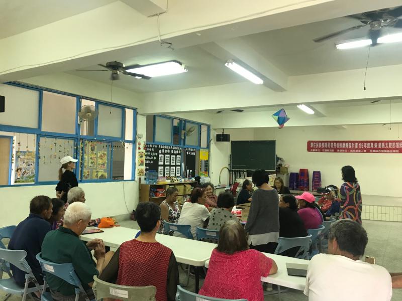 講師講解平板的語音查詢。