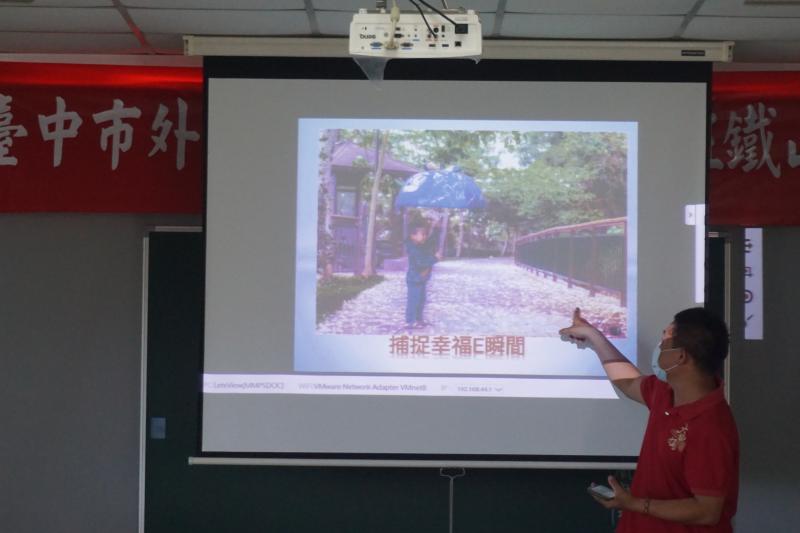 捕捉講師認真的模樣