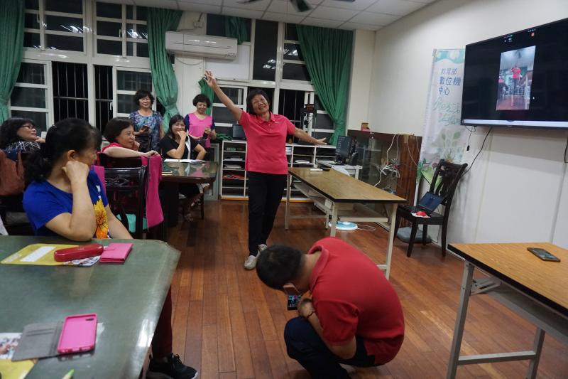 大鵬展翅好身手