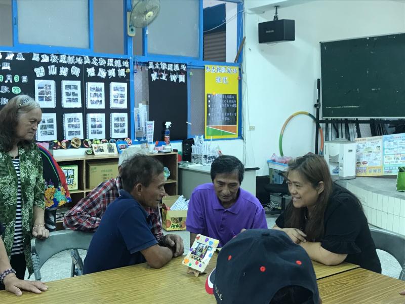 學員與照服員一同討論在平板上的三高資訊。