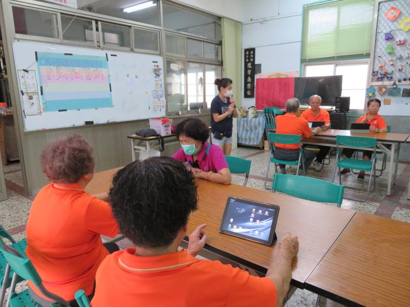 阿嬤說：「原來平板就是大支手機喔!」