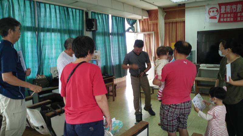 講師操作設備給學員看