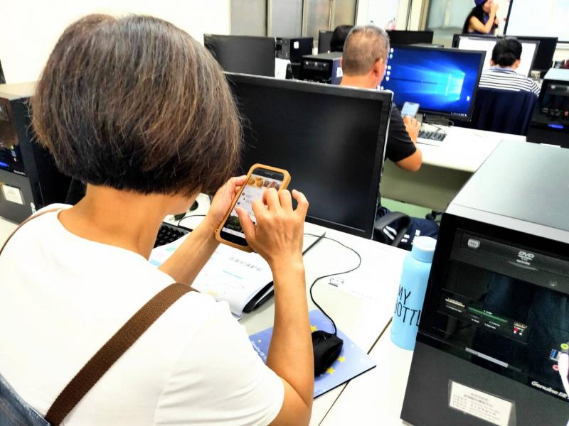 登入Facebook 網站,在自己的大頭照下方有個發現粉絲專頁的選項,進入該選項可以看到建立粉絲專頁的按鈕,從那個按鈕進入就可以開始建立粉絲專頁了~