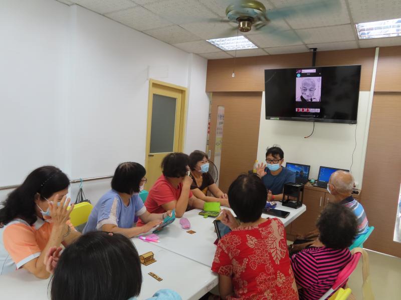 每位銀髮族都說我老了，不上相了!一拍照片，再編修一下,每位銀髮族都笑顏逐開，好開心!