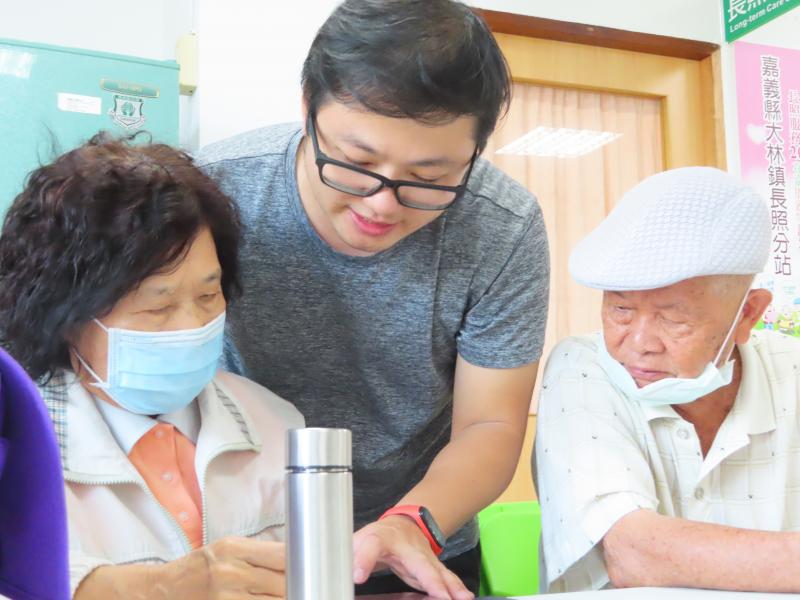 原來PHOTOPEA可自行修改成繁體中文、簡體中文、日文…等語言。靈活運用,好用多了!