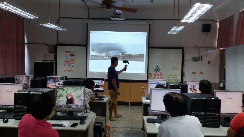 老師示範穩定器的使用方式