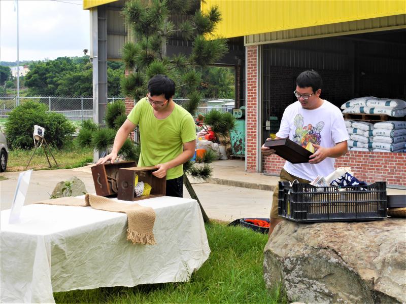 青農們一起攤位試擺練習
