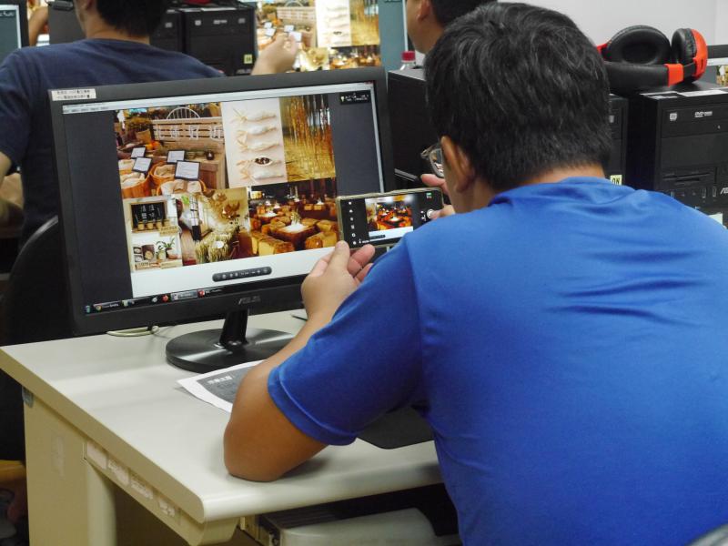 青農在電腦前拍攝老師講解的擺攤美學實例