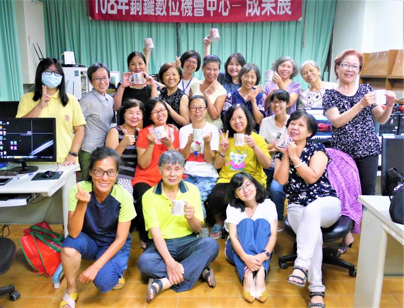 銅鑼學員與講師一起和自己的普普風馬克杯合照