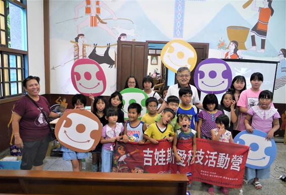 小朋友們和講師一起拿布條大合照