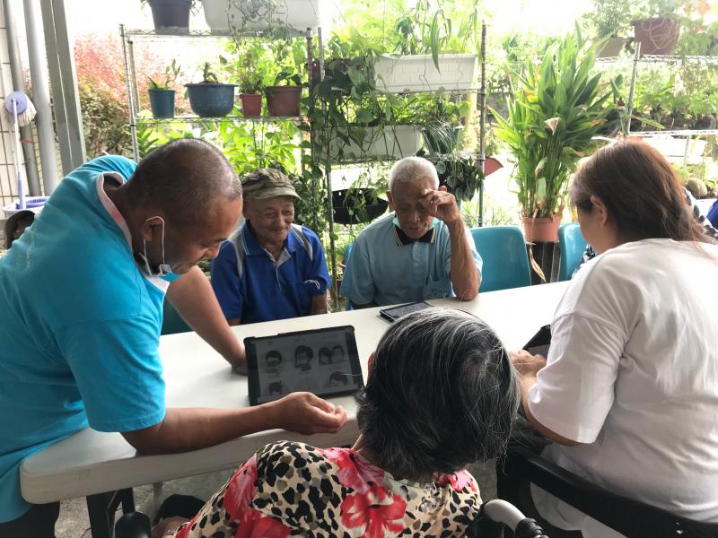 講師講解平板的語音查詢。