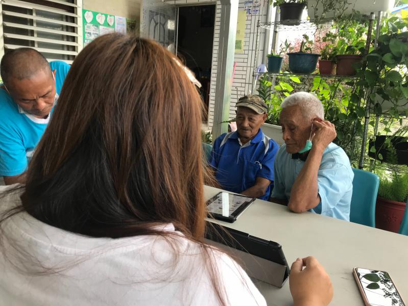 學員與照服員一同討論在平板上的三高資訊。