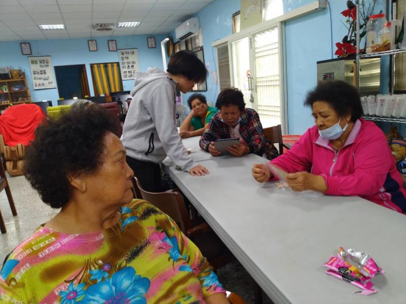 學員一起共有平板查詢與討論三高疾病。