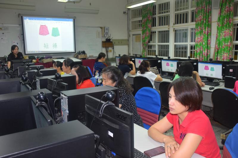 學員跟著老師發音練習