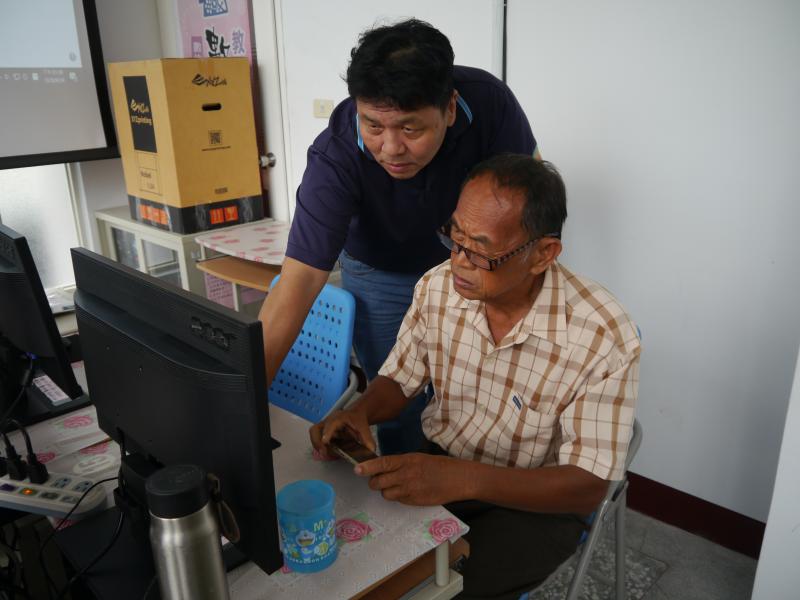 老師細心指導學員操作