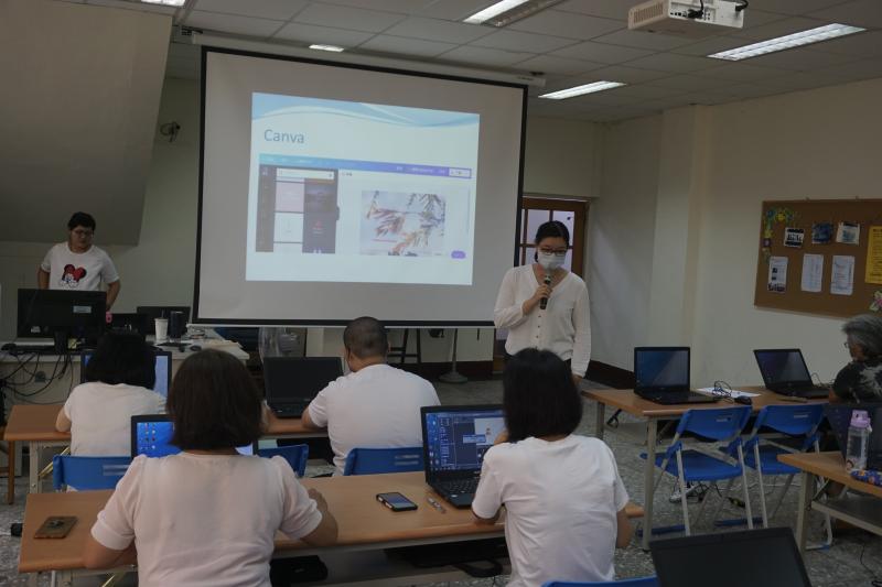 講師講解如何運用Canva軟體