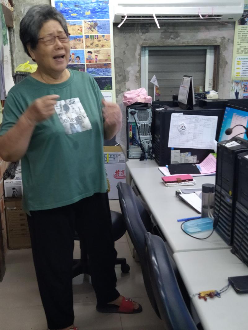 後埤社區廚工阿姨熱烈的發表對於DM風格的想法