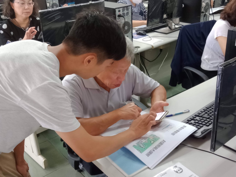 成立臉書粉絲專頁門檻很低，但要能成功經營卻很難。跟著助教，一個一個步驟跟著操作一點都不難!