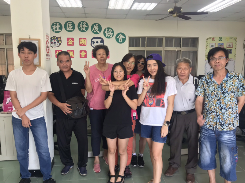 小編是社群網站發展之後的新興職務，工作以文案撰寫為主。小編看起來只是一個發文或是回復粉絲訊息的的工作，但其實負擔的內容千變萬化，包括品牌的傳達、商品的貼文推銷、行銷話題，雖然都是使用文案，但卻跟便利商店店員一般，需要十八般武藝才能勝任。