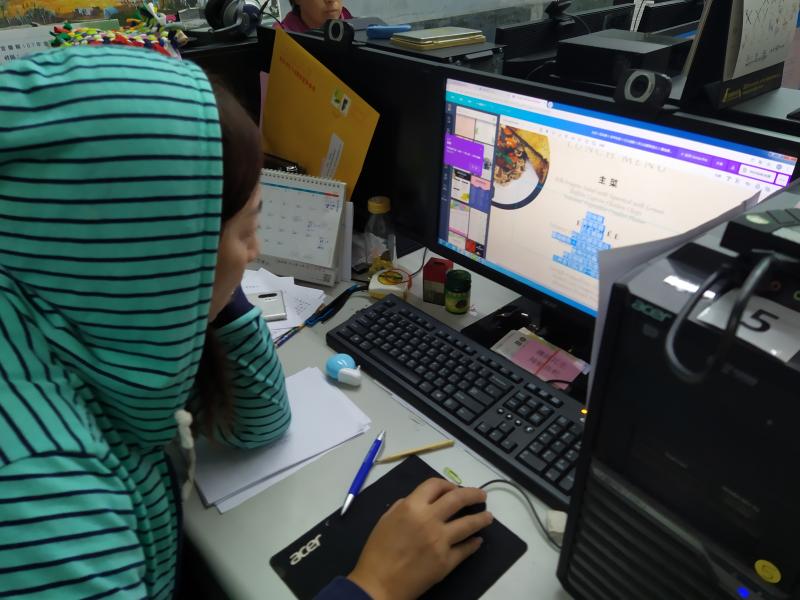 學員使用電腦製作DM