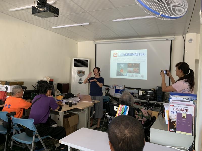 愛無礙協會學員們專注的聆聽連老師教學手機影片編輯技巧