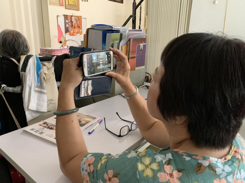 愛無礙學員認真學習編輯影片的方法