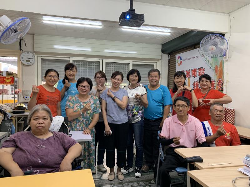 學員們與連玉惠老師一同合影留念
