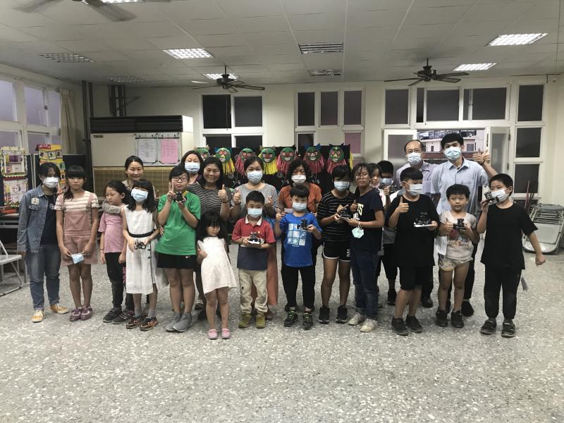 由張老師與學員於上課體驗結束大合照情形