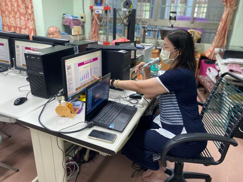 台下的學員們認真的聽講師講解