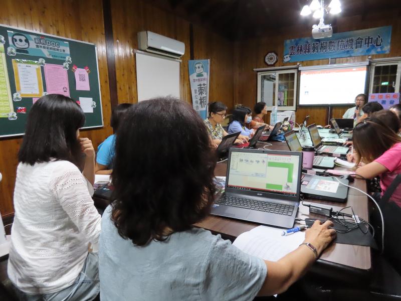 經過老師的教導學習.學員們期待可以把剪報設計的更生動新奇.讓觀看更能身記載在腦海裡