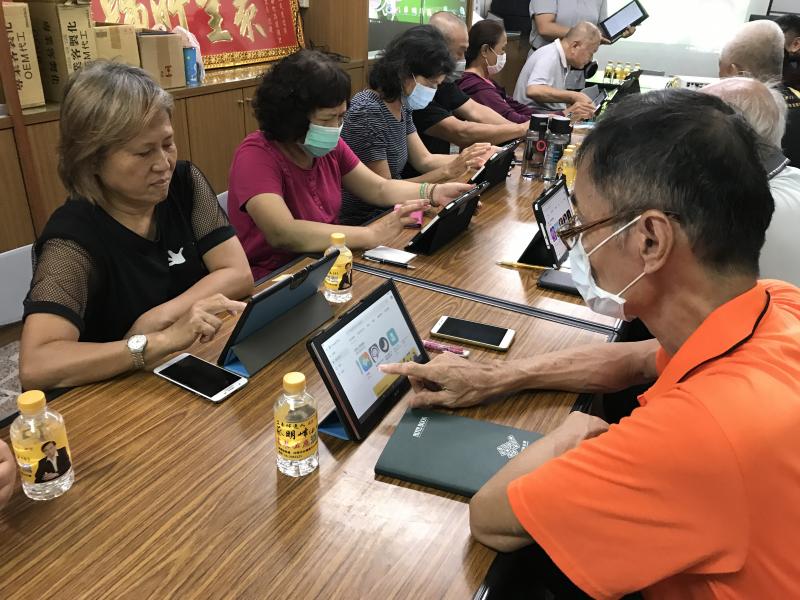 老師講解平板功能運用，學員實際操作畫面