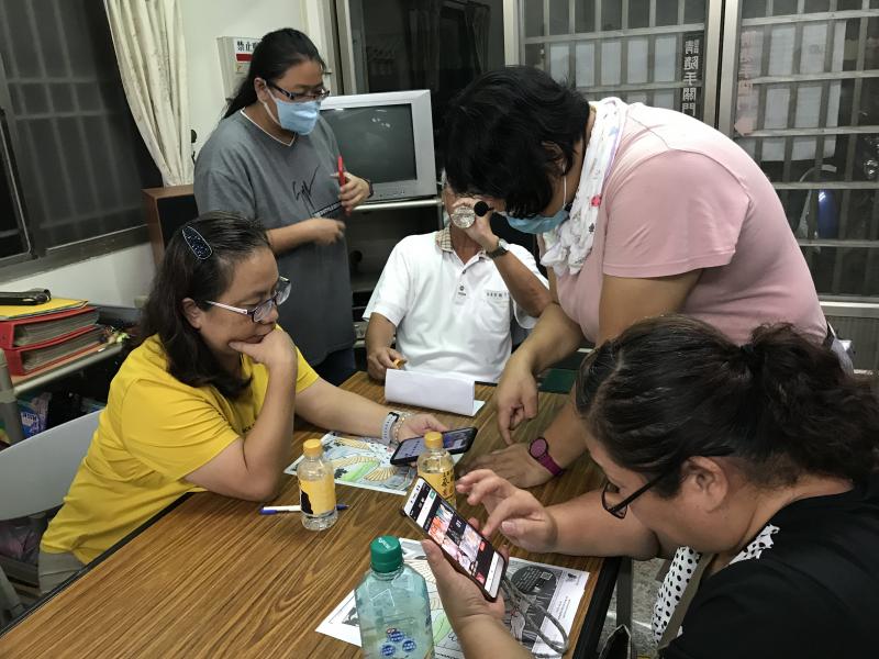 學員在操作天天p圖app的運用