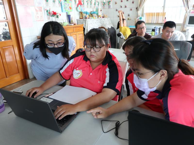 輔導團特色專案-志工資訊培訓課程_學員合作完成講師的問題