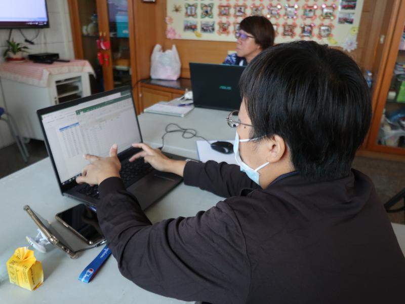 輔導團特色專案-志工資訊培訓課程_學員認真學習