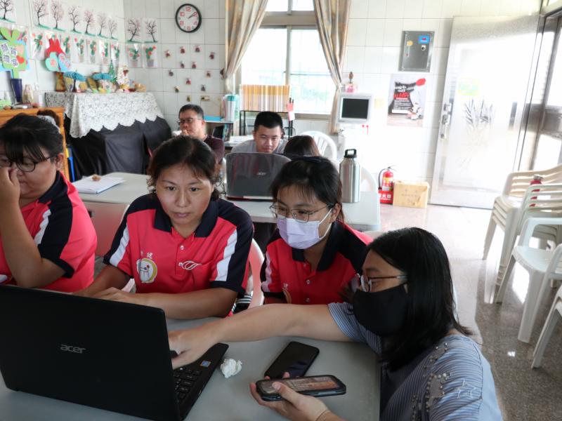輔導團特色專案-志工資訊培訓課程_小助教指導