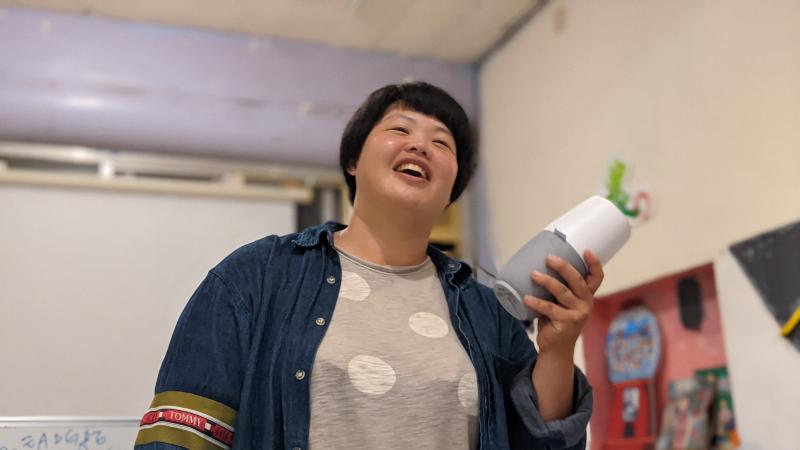 本次輔導團帶的音箱機器人是國產的,老師向學員介紹其功能細節