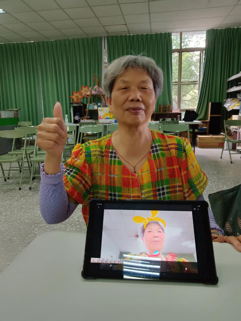 學員學會自拍技巧，覺得很有成就感，為自己按個讚!