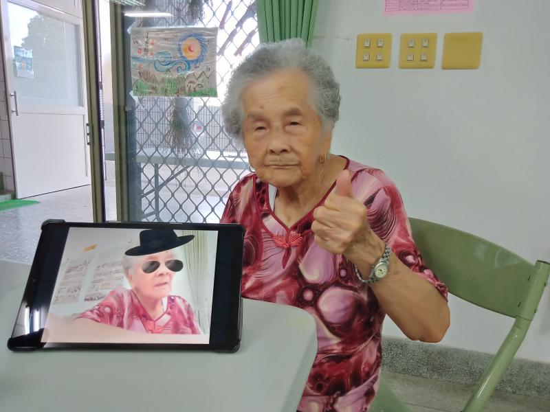 93歲的許張絲阿嬤很好學，學會如何自拍和套用造型