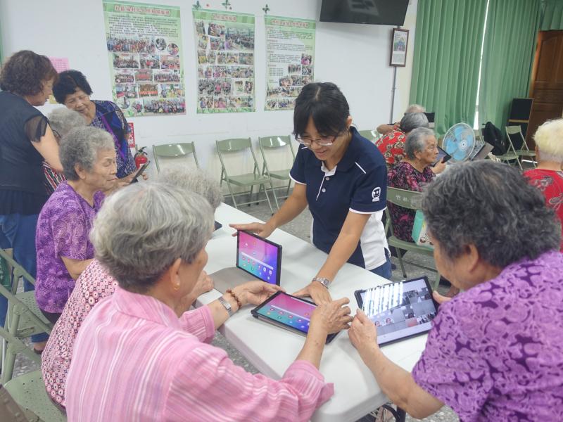 平板功能介紹，並教他們如何開關機