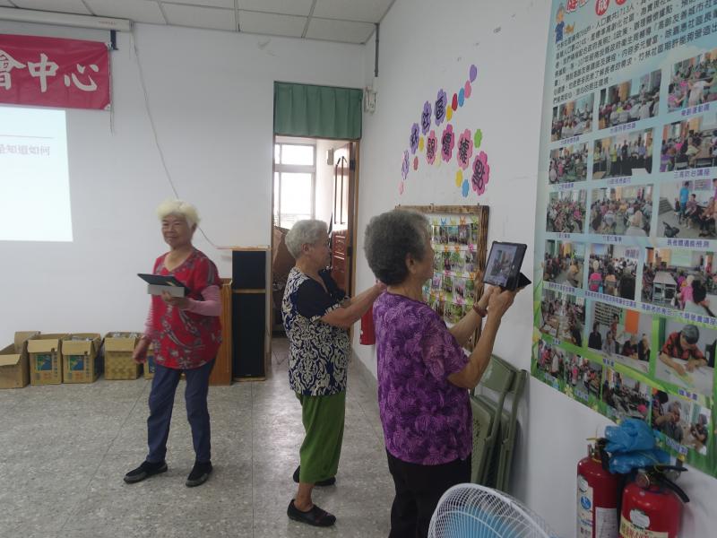 阿嬤們很可愛，老師教他們拍照後，自己就站起來隨手拍拍!