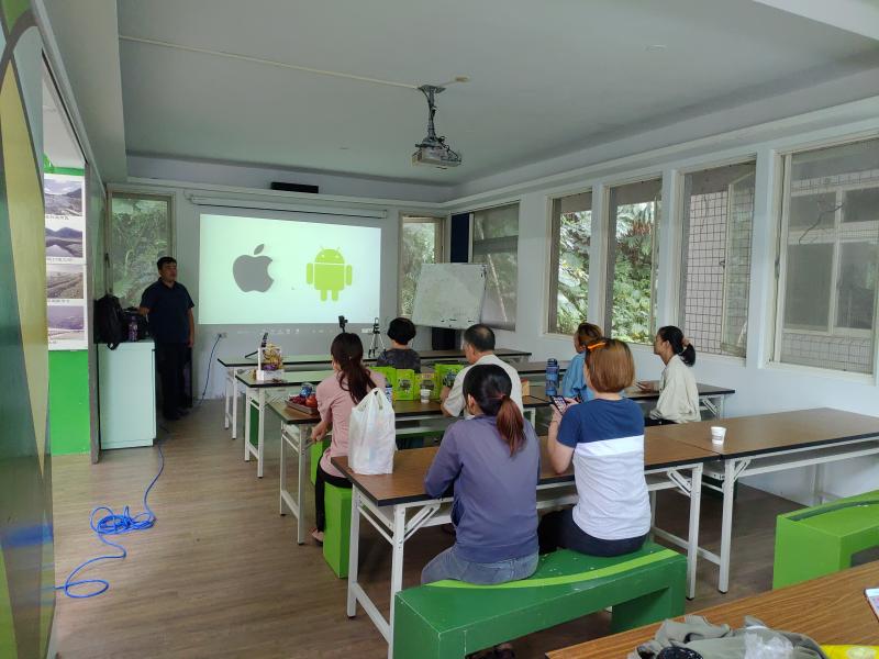 大家認真地聽著老師講解