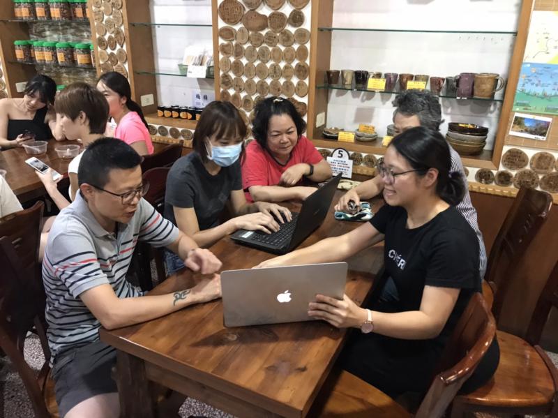 講師一一指導同學操作電腦