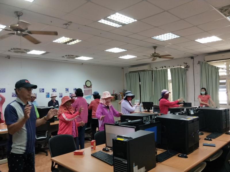 講師帶領學員跟著影跳健康操