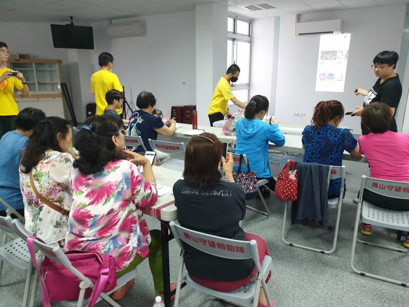 阿罵阿姨學習如何使用手機、平板登入LINE