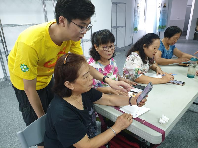 志工教阿姨用LINE傳送貼圖