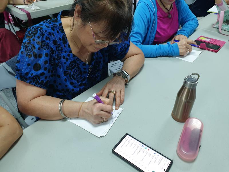 學員阿姨正在寫筆記