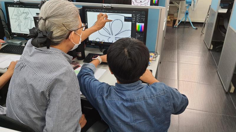 昱力講師教學員如何在AI軟體拉出圓滑的弧形。